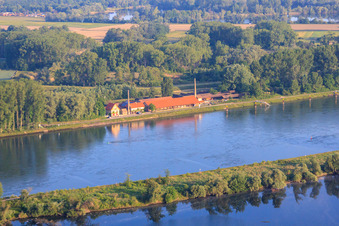 Blick vom Saalbachaltrhein zum Ziegeleimuseum am Rheindamm von Osten in Germersheim im Bundesland Rheinland-Pfalz, Deutschland aus der Luft