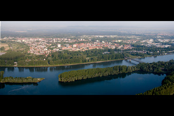 Schrägluftbild von Stadtansicht am Ufer des Flußverlaufes des Rhein in Germersheim im Bundesland Rheinland-Pfalz, Deutschland
