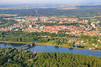 Eisenbahnbrücke über den Rhein in Germersheim im Bundesland Rheinland-Pfalz, Deutschland