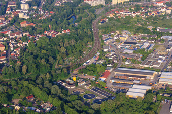 Bahngleise und Kläranlage am Alten Hafen in Germersheim im Bundesland Rheinland-Pfalz, Deutschland