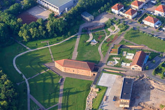 Lamotte Ravelin - Grabenwehrgebäude im Stadtpark Fronte Lamotte in Germersheim im Bundesland Rheinland-Pfalz, Deutschland