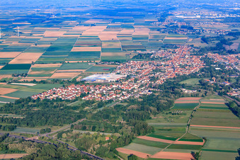Luftaufnahme von Stadtansicht aus Osten in Bellheim im Bundesland Rheinland-Pfalz, Deutschland