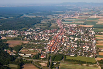 Luftaufnahme von Ortsansicht der langen Rhein-, Haupt und Saarstraße durch Kandel im Bundesland Rheinland-Pfalz, Deutschland