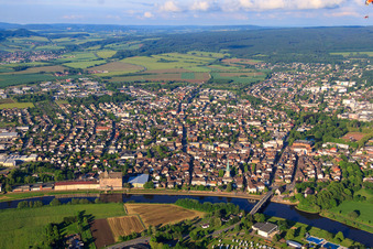 Stadtansicht am Ufer der Weser in Holzminden im Bundesland Niedersachsen, Deutschland