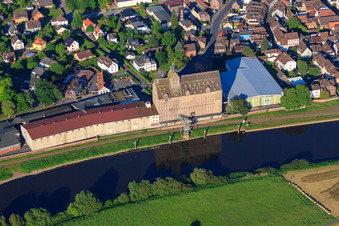 Historisches Hafengebäude der R.L. Rieke GmbH & Co. KG An der Wallstraße am Ufer der Weser in Holzminden im Bundesland Niedersachsen, Deutschland