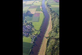 Dorfkern an den Fluß- Uferbereichen der Weser in Brevörde im Ortsteil Grave im Bundesland Niedersachsen, Deutschland