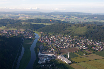 Ortschaft an den Fluss- Uferbereichen der Weser in Bodenwerder im Bundesland Niedersachsen, Deutschland