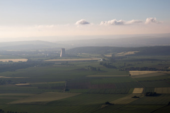 Luftaufnahme von KKW Grohnde aus der Ferne in Emmerthal im Bundesland Niedersachsen, Deutschland