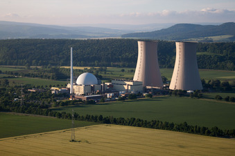 Schrägluftbild von Reaktorblöcke, Kühlturmbauwerke und Anlagen des AKW - KKW Atomkraftwerk - Kernkraftwerk Kernkraftwerk Grohnde an der Weser in Emmerthal im Bundesland Niedersachsen, Deutschland