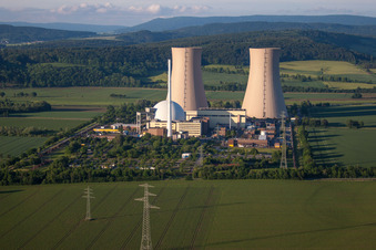 Reaktorblöcke, Kühlturmbauwerke und Anlagen des AKW - KKW Atomkraftwerk - Kernkraftwerk Kernkraftwerk Grohnde an der Weser in Emmerthal im Bundesland Niedersachsen, Deutschland von oben