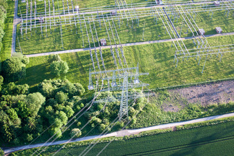 Schrägluftbild von Umspannwerk Grohnde in Emmerthal im Bundesland Niedersachsen, Deutschland