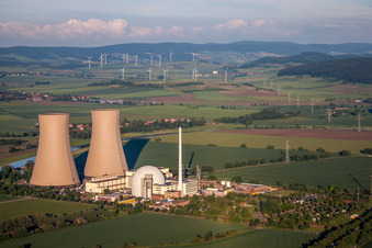 Reaktorblöcke, Kühlturmbauwerke und Anlagen des AKW - KKW Atomkraftwerk - Kernkraftwerk Grohnde in Emmerthal im Bundesland Niedersachsen, Deutschland