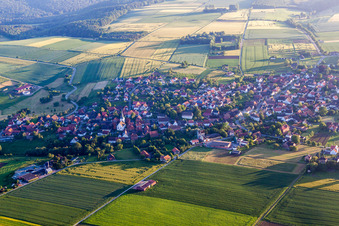 Dorf - Ansicht am Rande von landwirtschaftlichen Feldern und Nutzflächen in Ottenstein im Bundesland Niedersachsen, Deutschland