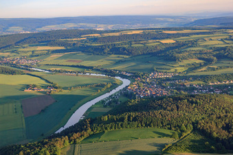 Dorf an den Fluß- Uferbereichen der Weser in Polle im Bundesland Niedersachsen, Deutschland