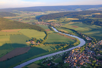 Luftbild von Dorf an den Fluß- Uferbereichen der Weser in Polle im Bundesland Niedersachsen, Deutschland