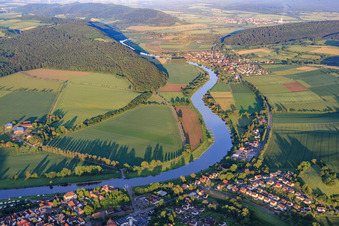 Luftaufnahme von Dorf an den Fluß- Uferbereichen der Weser in Polle im Bundesland Niedersachsen, Deutschland