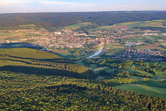 Stadtansicht am Ufer der Weser aus Norden in Holzminden im Bundesland Niedersachsen, Deutschland