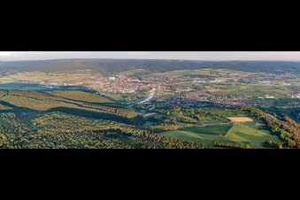 Stadtpanorama am Ufer der Weser aus Norden in Holzminden im Bundesland Niedersachsen, Deutschland