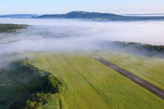 Landebahn des Flugplatz Höxter-Holzminden (EDVI) im Frühnebel im Ortsteil Albaxen im Bundesland Nordrhein-Westfalen, Deutschland