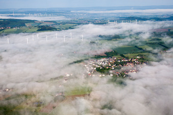 Windenergieanlagen (WEA) - Windpark - auf einem Feld im Morgennebel im Ortsteil Fürstenau in Höxter im Ortsteil Bödexen im Bundesland Nordrhein-Westfalen, Deutschland