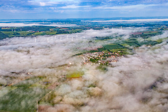 Ort im Nebel vor dem Windpark Fürstenau in Höxter im Bundesland Nordrhein-Westfalen, Deutschland