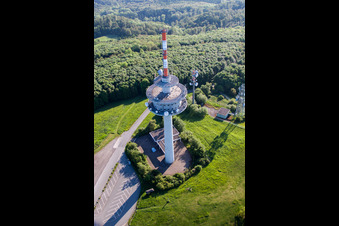 Luftbild von Funkturm und Sendeanlage auf der Kuppe des Bergmassives Köterberg in Lügde im Bundesland Nordrhein-Westfalen, Deutschland