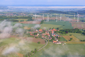 Luftbild von Windpark Vörden hinter dem Dorf im Ortsteil Hohehaus in Marienmünster im Bundesland Nordrhein-Westfalen, Deutschland