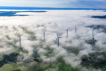 Luftbild von Rotoren des Windpark Fürstenau ragen aus tiefen Wolken heraus in Höxter im Bundesland Nordrhein-Westfalen, Deutschland
