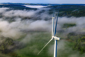 Rotoren des Windpark Fürstenau ragen aus tiefen Wolken heraus in Höxter im Bundesland Nordrhein-Westfalen, Deutschland aus der Luft