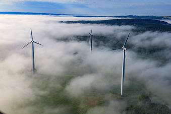 Rotoren des Windpark Fürstenau ragen aus tiefen Wolken heraus in Höxter im Bundesland Nordrhein-Westfalen, Deutschland von oben gesehen