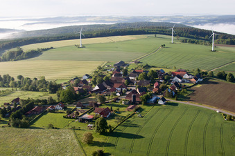 Luftbild von Windenergieanlagen ( WEA ) - Windrad- auf einem Feld im Ortsteil Bremerberg in Marienmünster im Bundesland Nordrhein-Westfalen, Deutschland