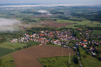 Dorf - Ansicht am Rande von landwirtschaftlichen Feldern und Nutzflächen in Marienmünster im Ortsteil Vörden im Bundesland Nordrhein-Westfalen, Deutschland