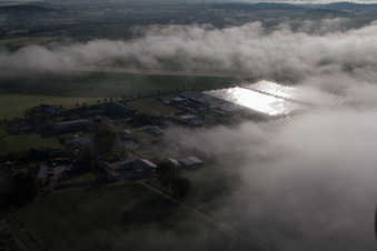 Wetterbedingt in eine Nebel- Schicht eingebettete Panelreihen der Photovoltaikanlage des Solarpark bzw. Solarkraftwerk im Ortsteil Bredenborn in Marienmünster im Bundesland Nordrhein-Westfalen, Deutschland