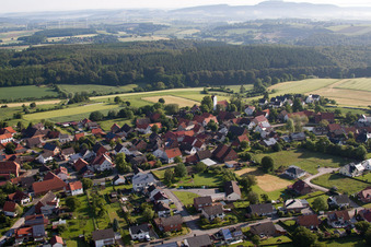 Ortsansicht der Straßen und Häuser der Wohngebiete im Ortsteil Altenbergen in Marienmünster im Bundesland Nordrhein-Westfalen, Deutschland