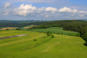 Schrägluftbild von Fallschirmspringerwiese des Flugplatz Höxter-Holzminden (EDVI) im Ortsteil Albaxen im Bundesland Nordrhein-Westfalen, Deutschland