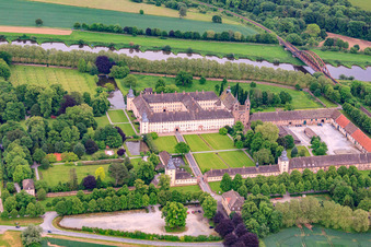 Luftbild von UNESCO Weltkulturerbe Schloss Corvey am Weserufer mit Schlossrestaurant, Weser-Aktivhotel-Corvey und Remtergarten Landesgartenschau Höxter im Bundesland Nordrhein-Westfalen, Deutschland