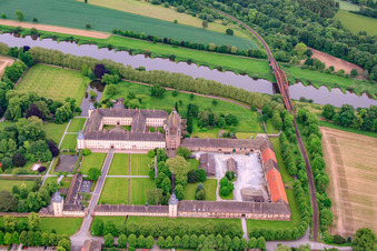 UNESCO Weltkulturerbe Schloss Corvey am Weserufer mit Schlossrestaurant, Weser-Aktivhotel-Corvey und Remtergarten Landesgartenschau Höxter im Bundesland Nordrhein-Westfalen, Deutschland von oben