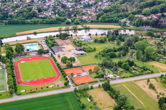 Luftbild von Sportzentrum am Weserufer mit Freibad Höxter, Weserkampfbahn des Phönix 95 Höxter, Wesercamping Höxter und Tennisverein Rot-Weiß Höxter im Bundesland Nordrhein-Westfalen, Deutschland