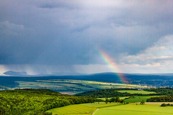 Regenbogen über dem Kahlenberg im Ortsteil Ottbergen in Höxter im Bundesland Nordrhein-Westfalen, Deutschland
