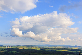 Wolken über dem Windpark Bustollen im Ortsteil Dalhausen in Beverungen im Bundesland Nordrhein-Westfalen, Deutschland