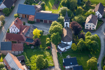 Kirchengebäude der St. Bartholomäus-Kirche in Tietelsen in Beverungen im Bundesland Nordrhein-Westfalen, Deutschland