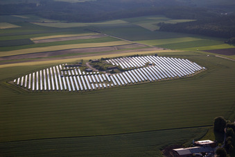 Luftbild von Panelreihen der Photovoltaikanlage und Solarpark bzw. Solarkraftwerk in Beverungen im Ortsteil Tietelsen im Bundesland Nordrhein-Westfalen, Deutschland