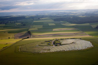 Luftaufnahme von Panelreihen der Photovoltaikanlage und Solarpark bzw. Solarkraftwerk in Beverungen im Ortsteil Tietelsen im Bundesland Nordrhein-Westfalen, Deutschland