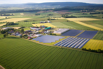 Panelreihen der Photovoltaikanlage und Solarpark bzw. Solarkraftwerk im Ortsteil Bredenborn in Marienmünster im Bundesland Nordrhein-Westfalen, Deutschland