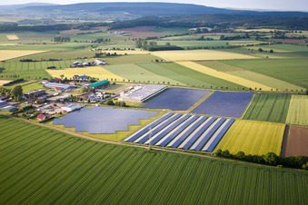 Luftbild von Panelreihen der Photovoltaikanlage und Solarpark bzw. Solarkraftwerk im Ortsteil Bredenborn in Marienmünster im Bundesland Nordrhein-Westfalen, Deutschland