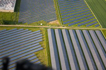 Schrägluftbild von Panelreihen der Photovoltaikanlage und Solarpark bzw. Solarkraftwerk im Ortsteil Bredenborn in Marienmünster im Bundesland Nordrhein-Westfalen, Deutschland