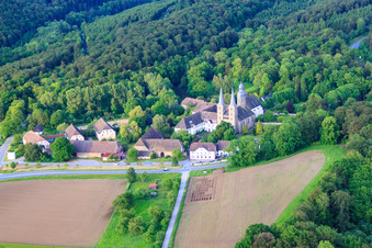 Gebäudekomplex des Klosters Abtei Marienmünster mit Abteikirche St. Jakobus der Ältere im Ortsteil Münsterbrock im Bundesland Nordrhein-Westfalen, Deutschland
