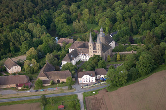 Luftbild von Gebäudekomplex des Klosters Abtei Marienmünster in Marienmünster im Ortsteil Münsterbrock im Bundesland Nordrhein-Westfalen, Deutschland