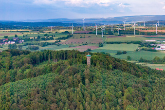 Aussichtsturm Hungerberg vor dem Windpark im Ortsteil Vörden in Marienmünster im Bundesland Nordrhein-Westfalen, Deutschland