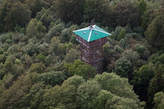 Luftaufnahme von Aussichtsturm Hungerberg im Ortsteil Vörden in Marienmünster im Bundesland Nordrhein-Westfalen, Deutschland